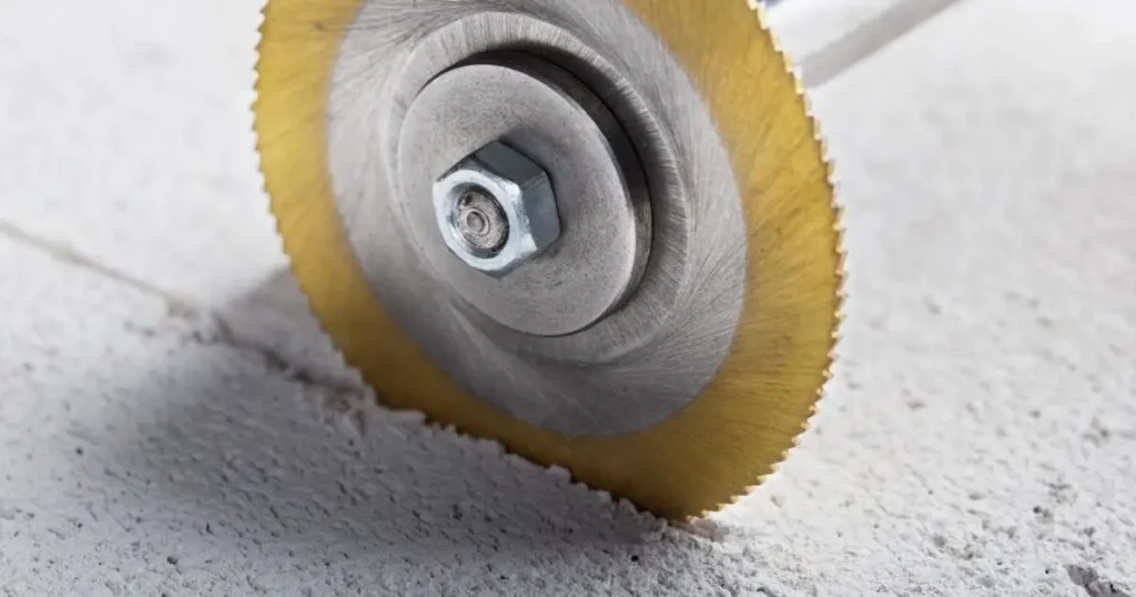 TiN coated circular cutting tool blade with titanium nitride coating used for precision cutting and wear resistance